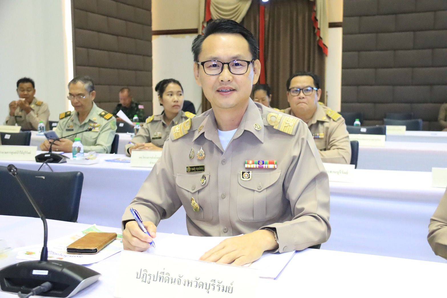 title - วันพุธที่ 24 ธันวาคม 2568 นายประเสริฐ กาญจนเกียรติกุล ปฏิรูปที่ดินจังหวัดบุรีรัมย์ ร่วมพิธีมอบหนังสืออนุญาตให้ใช้ที่ดินเพื่อกิจการสาธารณูปโภคและกิจการอื่นๆ ในเขตปฏิรูปที่ดิน (ส.ป.ก. 4-31 ก) ให้แก่การประปาส่วนภูมิภาคเขต 8  และรับมอบเกียรติบัตรยกย่องเกียรติแก่องค์กรคุณธรรม ระดับคุณธรรมต้นแบบ ประจำปีงบประมาณ พ.ศ. 2568 ณ หอประชุมจังหวัดบุรีรัมย์ โดยมีนายศรีธรรม ราชแก้ว รองผู้ว่าราชการจังหวัดบุรีรัมย์ เป็นประธานในพิธีมอบ